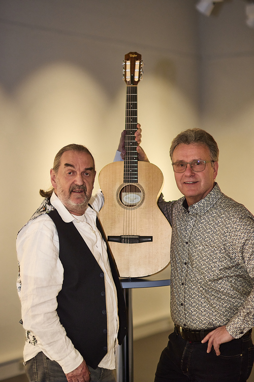 260704 Musik auf Piazza Gittaren