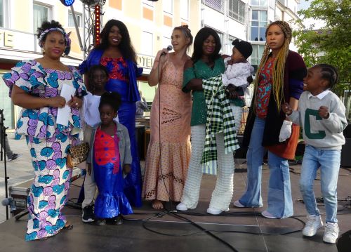 Almut Petersen stellt eine afrikanische Frauengruppe vor sgr