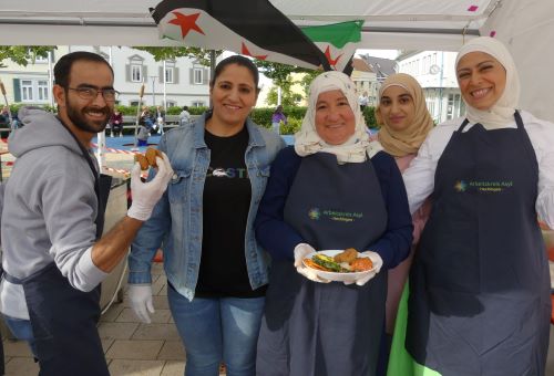 Sie boten syrische Spezialitäten an ganz rechts Fatima Sankr syrische Englischlehrerin wirbt um Unterstützung sgr